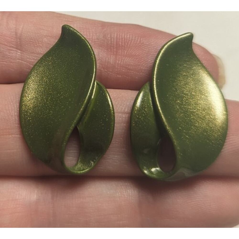 Vintage Earrings Avocado Green Swirl Leaf Huggie Elegant Shimmer Finish Retro - Picture 5 of 7